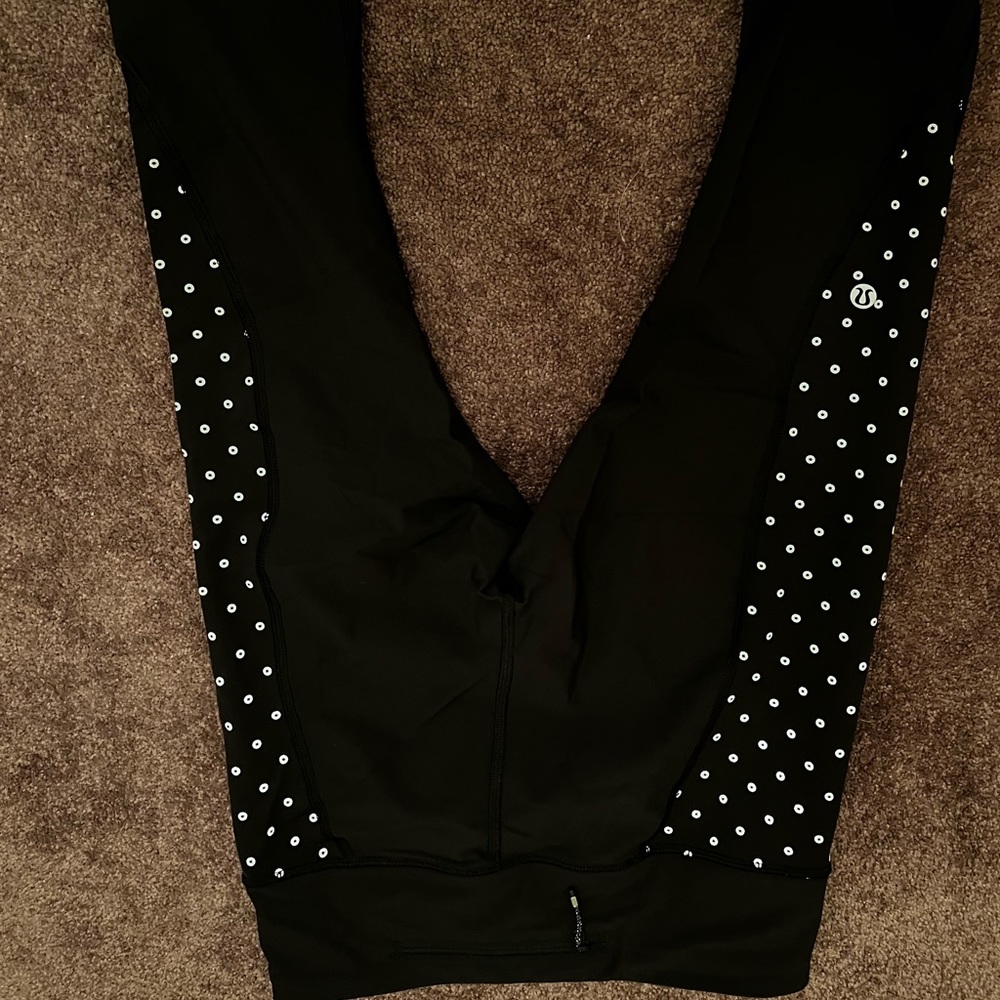Lululemon womens tights size 6. Cropped version of tight stuff tight.